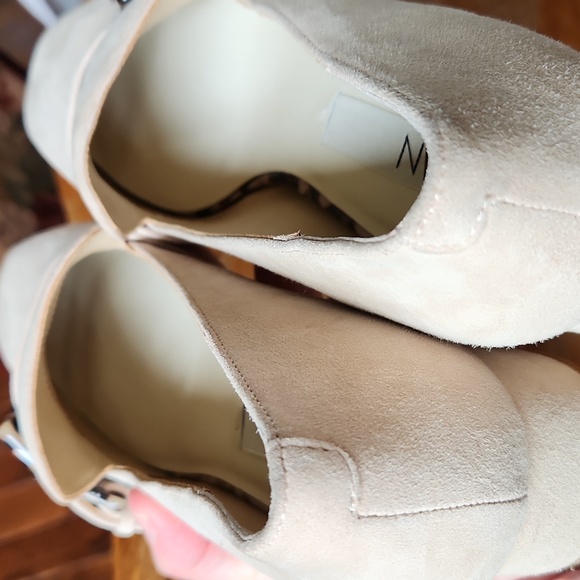 Deltan sz 9 Veronica Suede Tortoise Buckle Flared Block Heel Pumps Cream - Picture 9 of 13